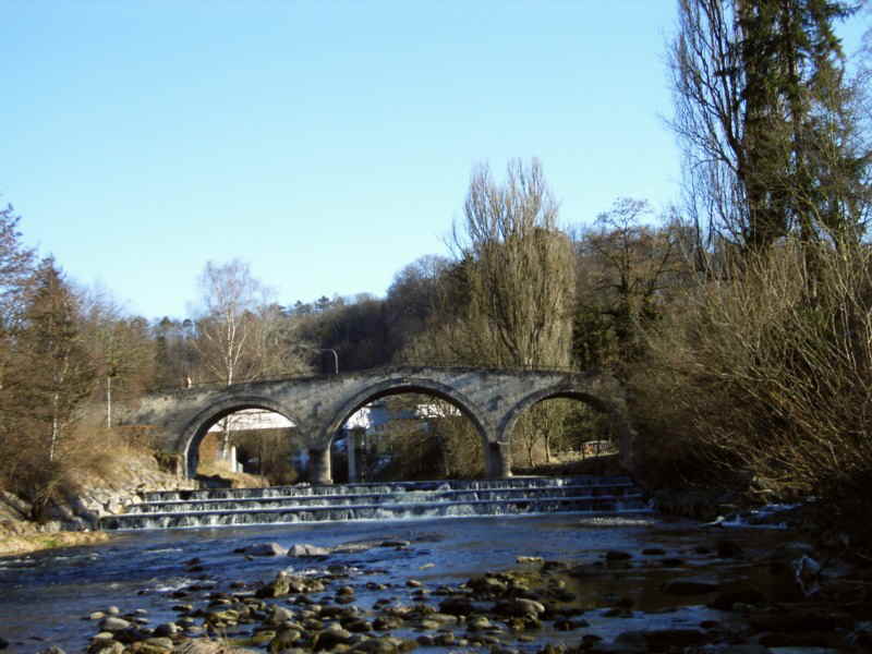 Dieses Bild zeigt die alte Steinbogenbrücke die in Rorbas über die Töss führt etwas unterhalb des Kraftwerks