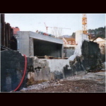 Bild 57 von 60 der Baubilder Noch ist das Auslaufbauwerk durch die alte Ufermauer vom Flüss getrennt