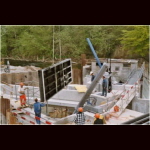 Bild 70 von 80 der Baubilder Bevor die Schutzwände im Fluss entfernt werden können müssen die Dammbalken gesetzt werden um das Kraftwerk während der restlichen Bauzeit und später bei den Revisionen Trockenzulegen