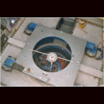 Bild 78 von 80 der Baubilder Die Grundplatte zur Justierung des Generators wird versetzt und oben im Bild ist der Servicezugang zum Zwischenraum mit der Ansteuerung des Leitapparats erkennbar