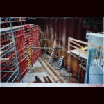 Bild 86 von 100 der Baubilder Das Einlaufbauwerk mit links der Trennwand zum Fischpass und in der Mitte folgt bald die spätere Geschiebe Rückhalteschwelle