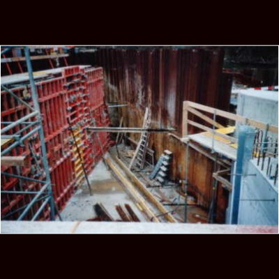 Bild 86 von 100 der Baubilder Das Einlaufbauwerk mit links der Trennwand zum Fischpass und in der Mitte folgt bald die spätere Geschiebe Rückhalteschwelle