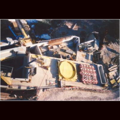 Bild 90 von 100 der Baubilder Blick vom Baukran auf das Kraftwerksgebäude. In der gelben Schalung wird mit Armierungeisen und Beton der Deckel zur Maschinenzentrale gegossen