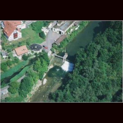 Bild 1 von 20 der Baubilder Luftaufnahme der Schweizer Luftwaffe vom 1.9.1997 13 Uhr 45 aufgenommen aus Dornier Do-27 mit dem Blumerwehr in Freienstein im Zustand vor dem Kraftwerksneubau 2002/2004
