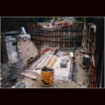 Bild 11 von 20 der Baubilder Einlaufbereich mit Sicht in Flussrichtung des Wassers und beim gelben Betonkübel wird einmal der Schmutzrechen zu stehen kommen