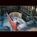 Bild 13 von 20 der Baubilder Beginn der Schalungsarbeiten an der Einlaufspirale zur Turbine. Dieser Teil wird später unter dem Maschinenraum liegen