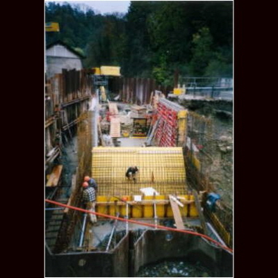 Bild 25 von 40 der Baubilder Blick in die Baugrube gegen den späteren Wasserlauf gesehen