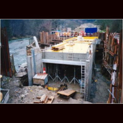 Bild 43 von 60 der Baubilder Sicht auf das Kraftwerksgebäude mit eingeschalter Decke über die später wieder einmal die Zufahrtsstrasse führt