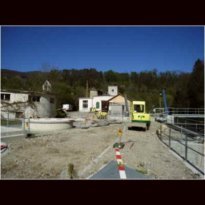 Bild 111 von 115 der Baubilder Im April 2005 wurde die Strasse an ihrem ursprünglichen Standort über dem heutigen Kraftwerksgebäude wieder hergestellt