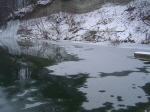 Bild 1 von 5 zeigt das Oberwasser ses Kraftwerks der toesStrom AG mit Eisfläche