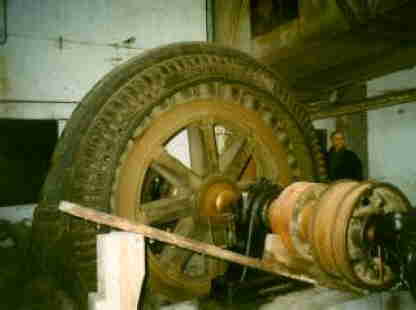 Bild zeigt den alten Schwungradgenerator der Francisturbine von 1918